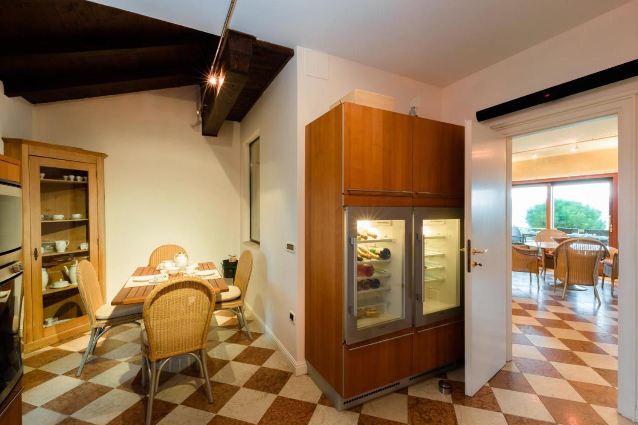 Lake Front Luxury Apartment (Adults Only) Sirmione Esterno foto