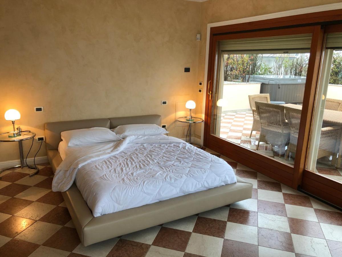 Lake Front Luxury Apartment (Adults Only) Sirmione Esterno foto
